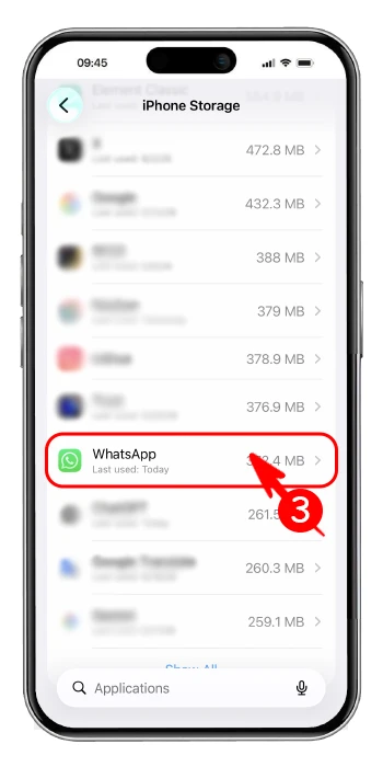 اختيار تطبيق WhatsApp من قائمة iPhone Storage في إعدادات iPhone لبدء عملية تسجيل الخروج من الحساب ومسح التطبيق مع الحفاظ على البيانات عند استخدام النسخ الاحتياطي.