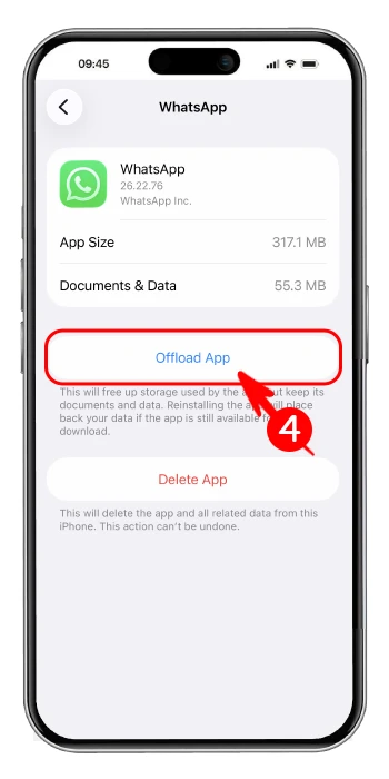 لقطة شاشة من إعدادات iPhone توضح خيار Offload App ضمن iPhone Storage كطريقة بديلة لتسجيل الخروج من واتساب بدون حذف الحساب على أجهزة iOS.